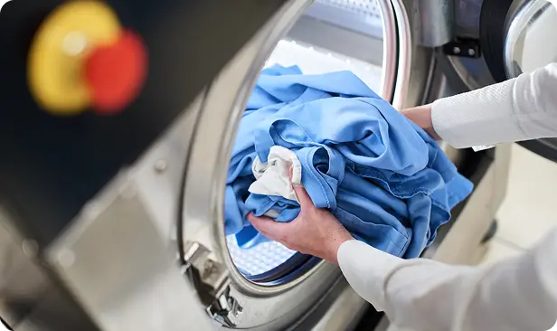 Combien rapporte une laverie automatique par mois ?